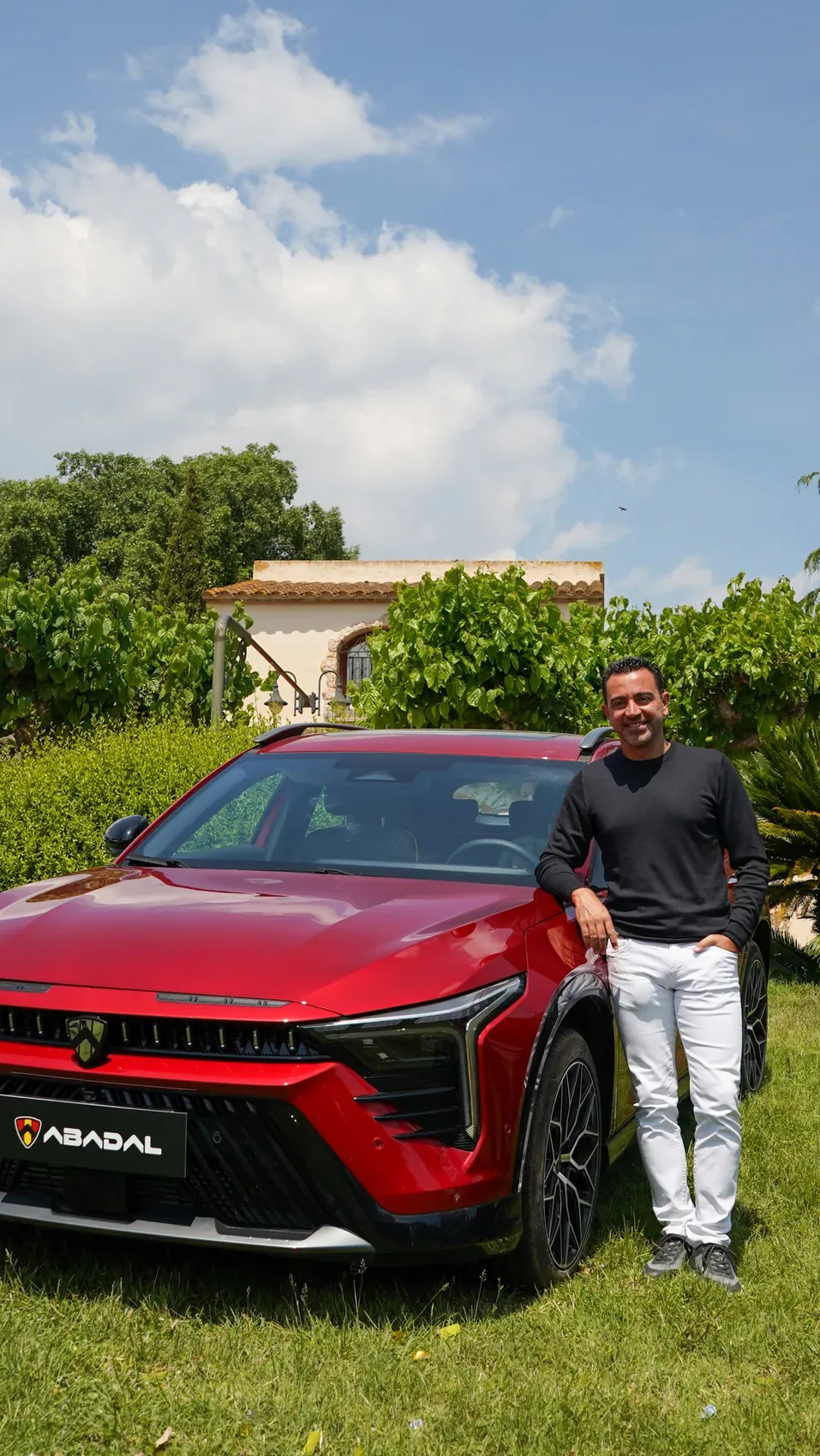 Xavi Hernández junto al ABADAL NOVO rojo