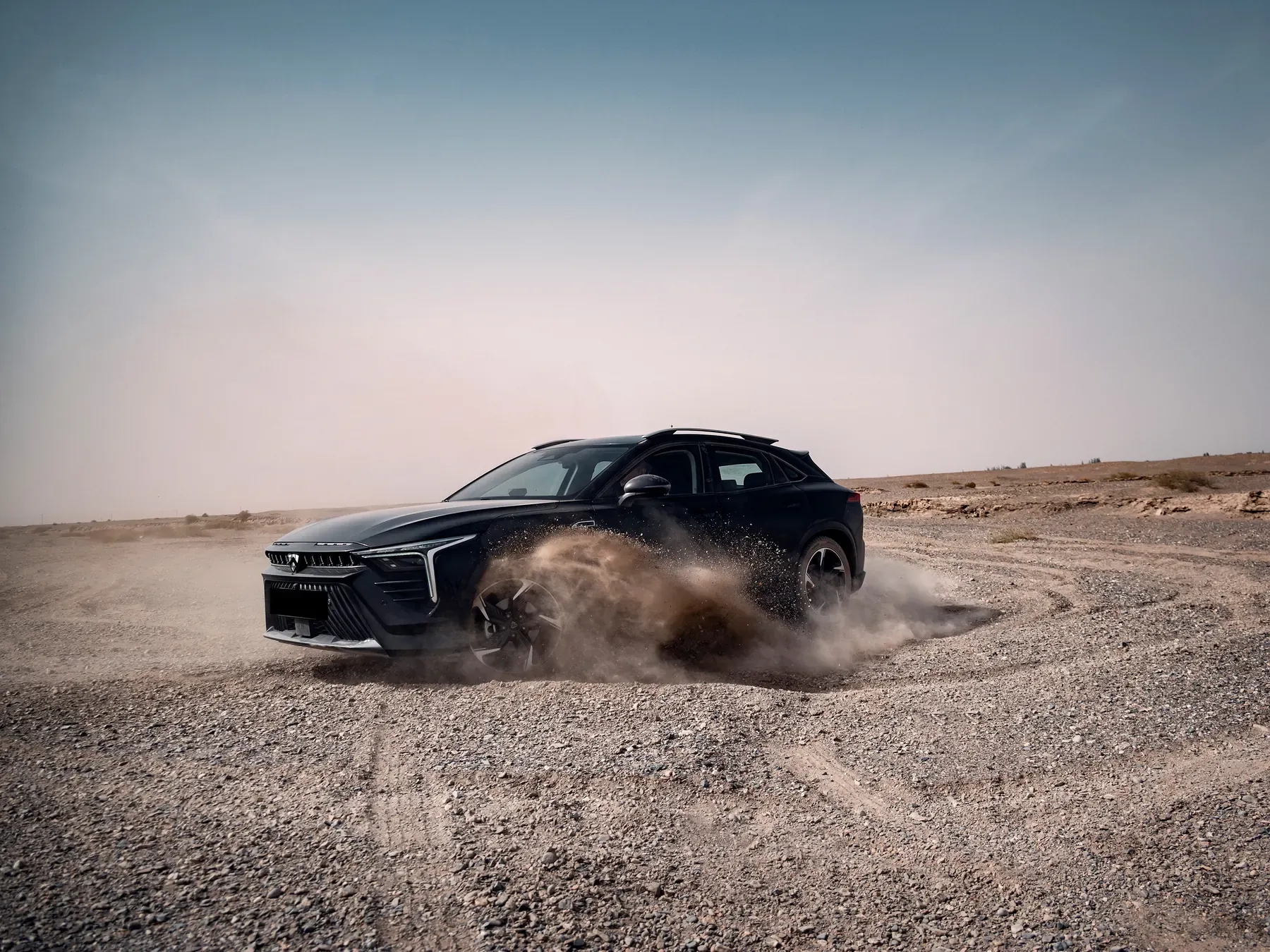ABADAL NOVO negro derrapando y levantando polvo en el desierto