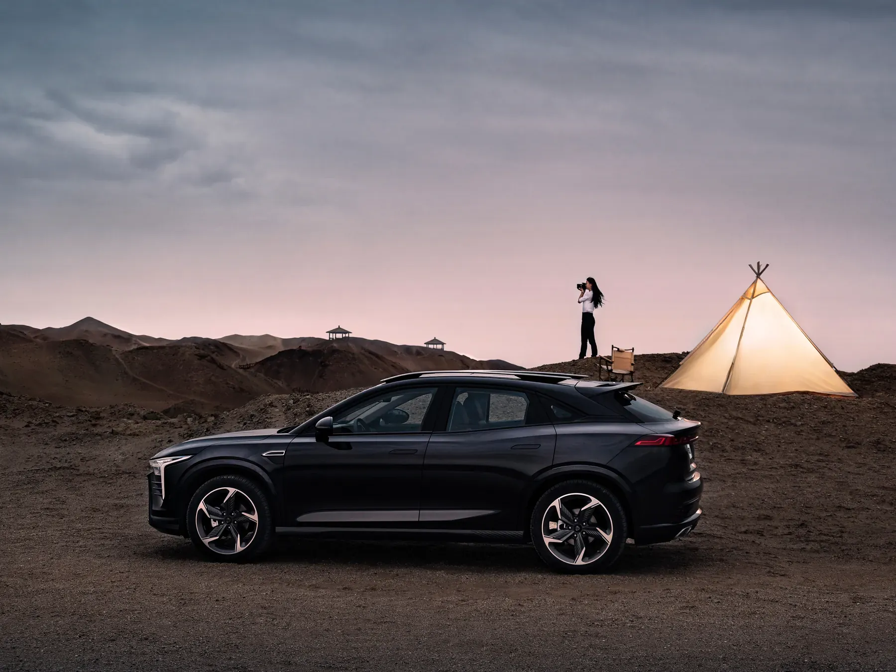 ABADAL NOVO negro de perfil al atardecer en un paisaje de desierto