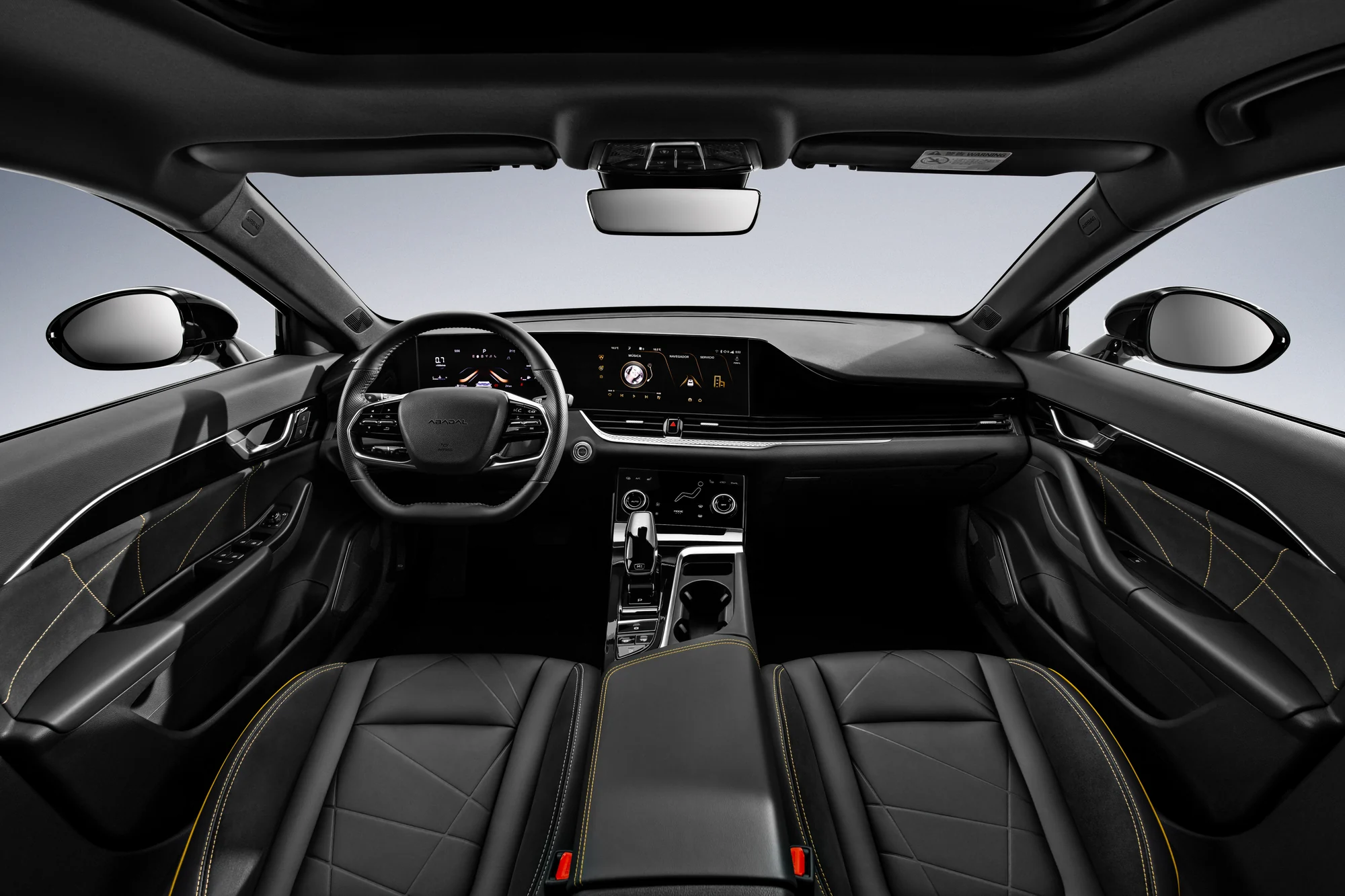 Interior completo del ABADAL NOVO: salpicadero, volante, doble pantalla y asientos de cuero negro