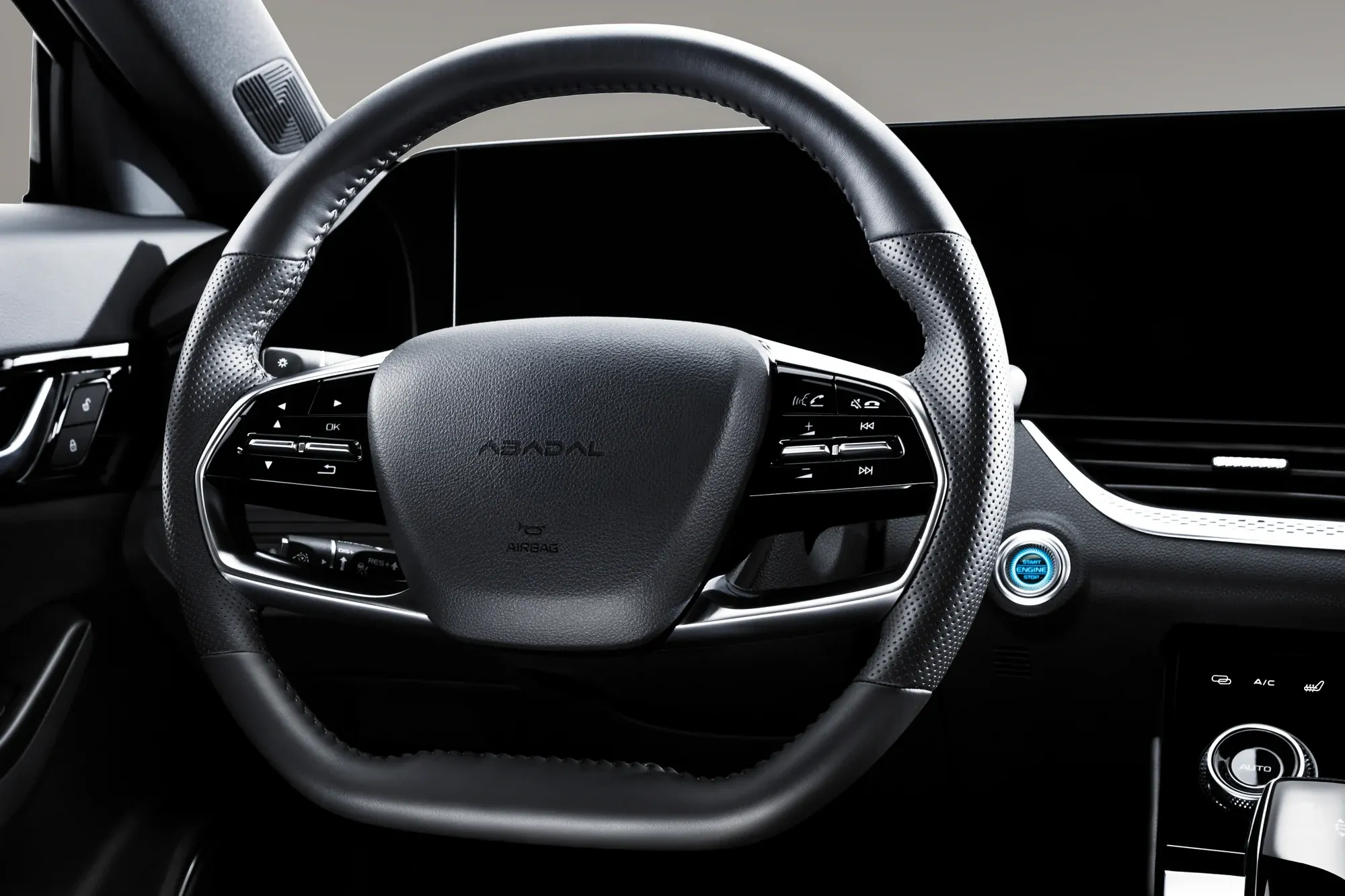 Volante del NOVO con el logotipo ABADAL y botón de arranque